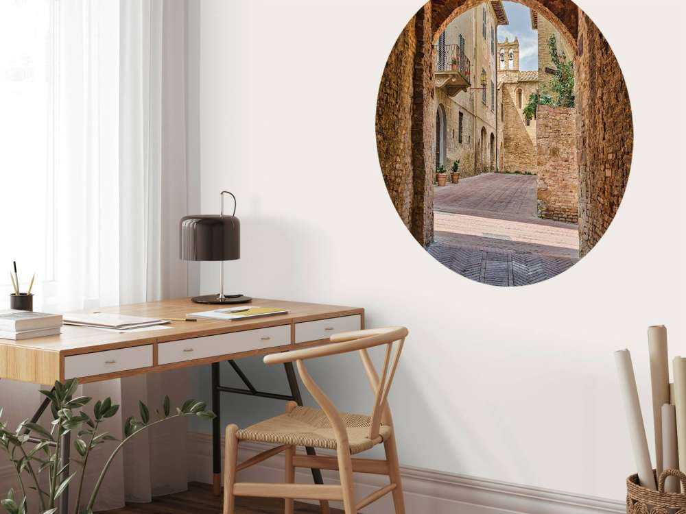 Piccola strada con arco