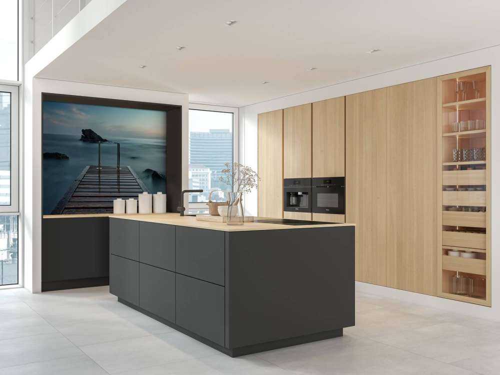 Molo di legno in riva al mare