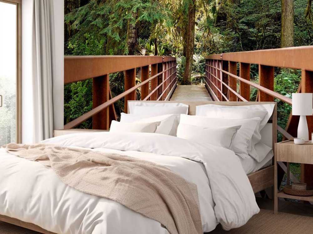 Ponte arrugginito nella foresta 