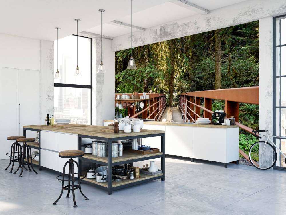 Ponte arrugginito nella foresta 