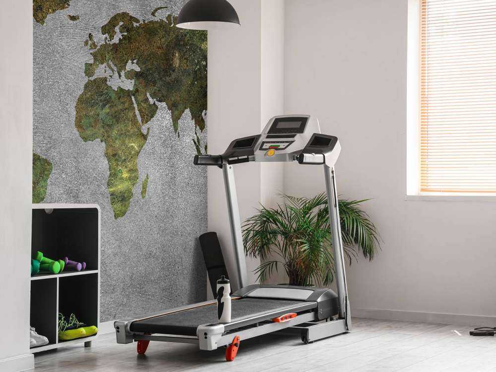 Mappa del mondo con struttura verde su cemento grigio