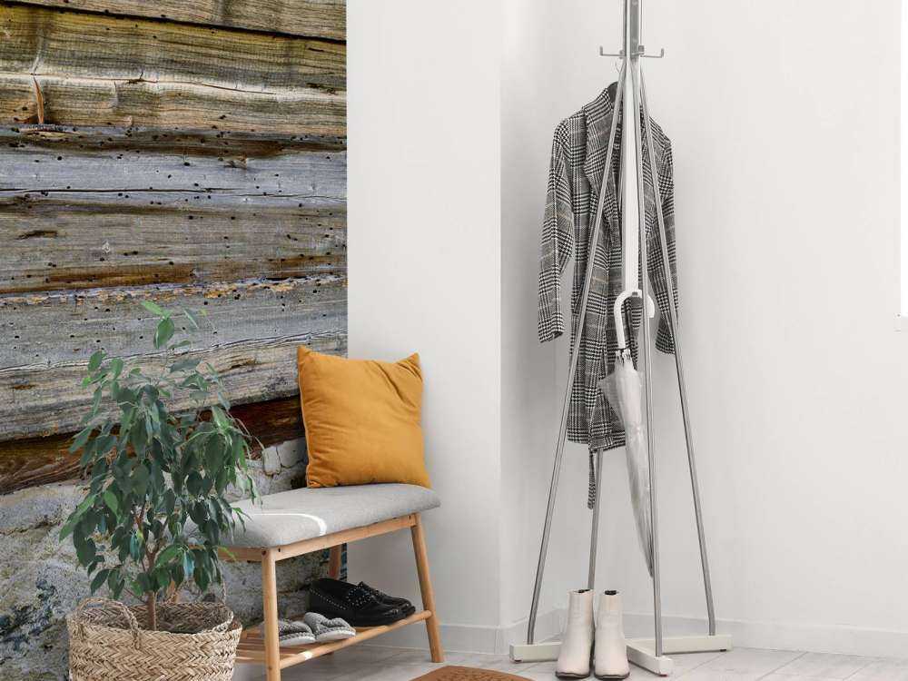 Legno invecchiato su muro di pietra