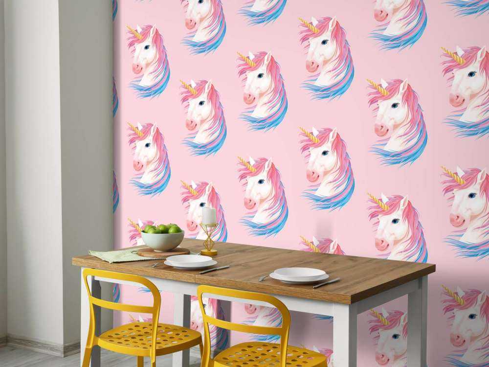 Unicorno bianco con corno dorato