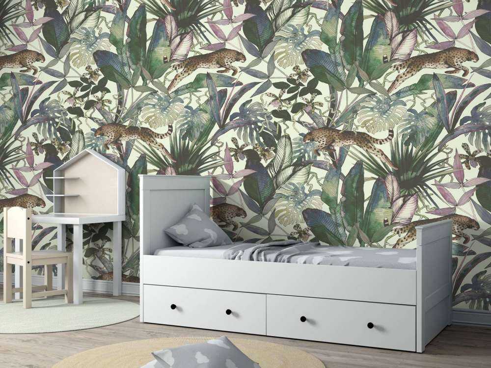 Ghepardo tra le foglie tropicali