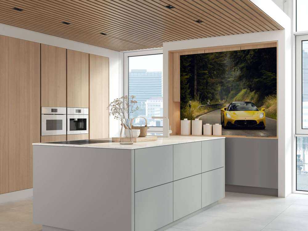 Maserati nel bosco verde