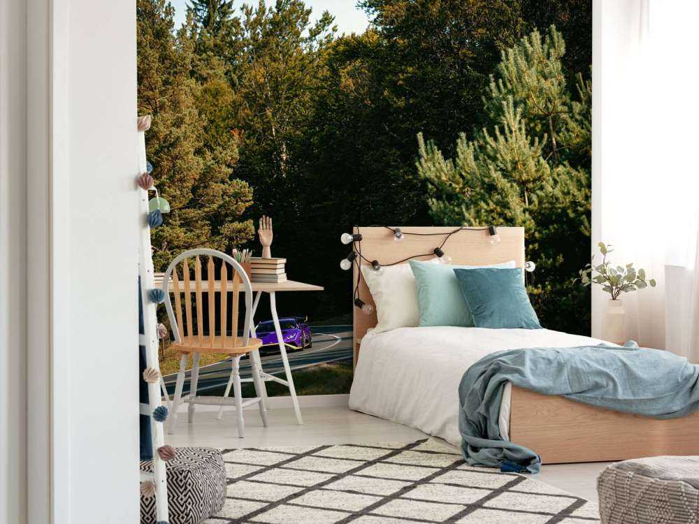 Lamborghini Huracán viola in paesaggio boschivo