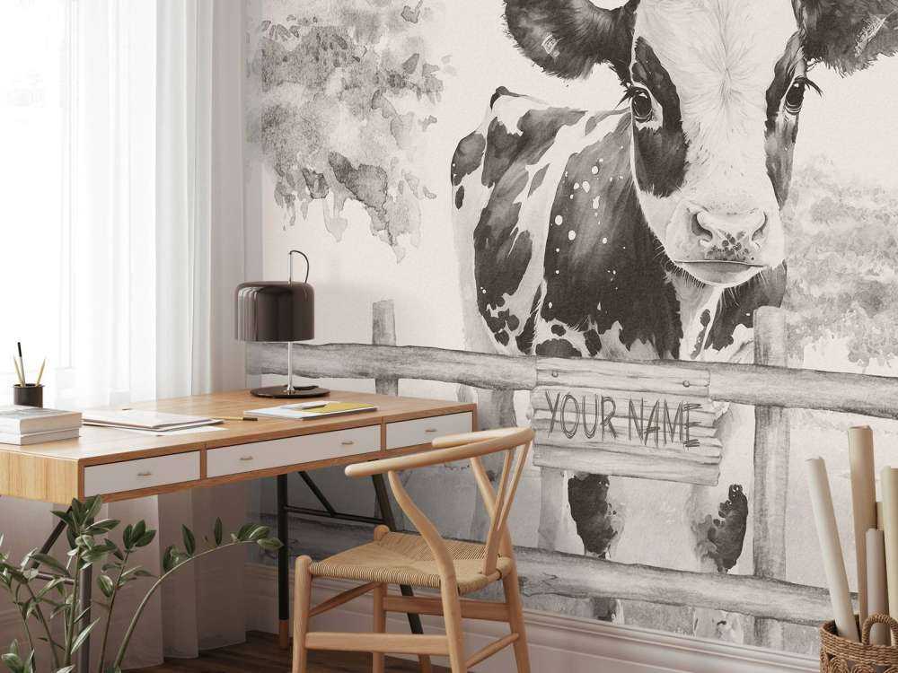 Baby mucca in un prato beige