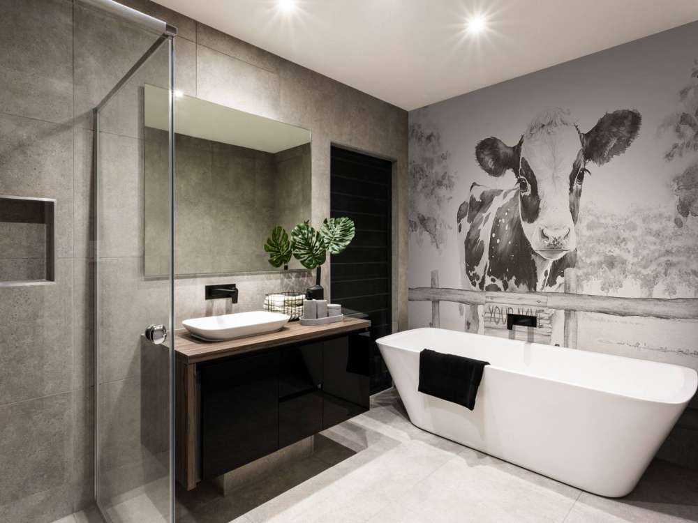 Baby mucca in un prato beige