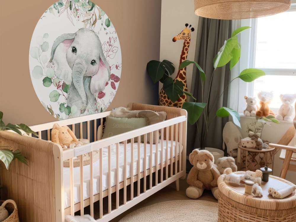 Baby elefante con foglie di menta e rosa