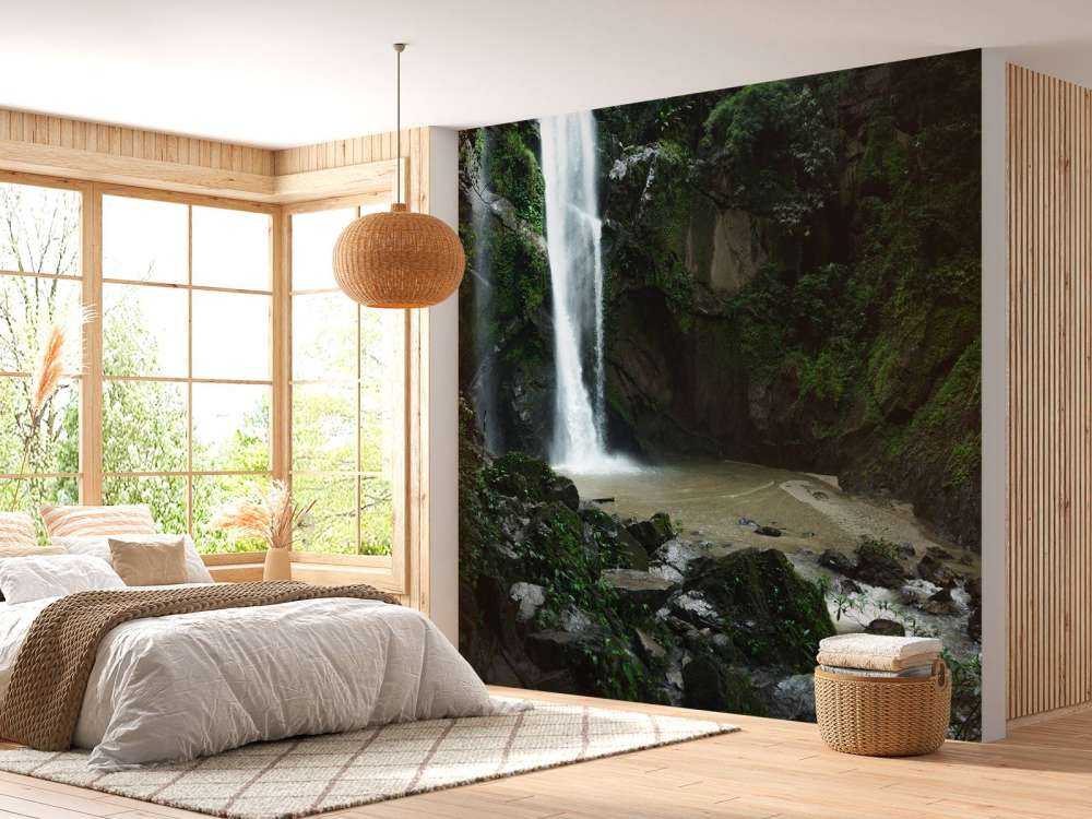 Cascata nella foresta profonda