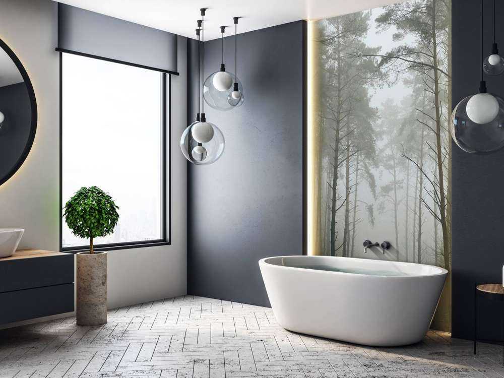 Sentiero nella foresta nebbiosa