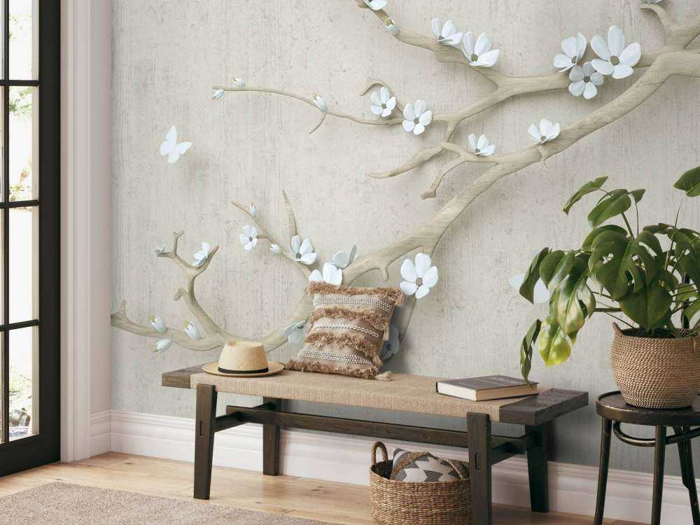 Rama con flores blancas sobre fondo de madera