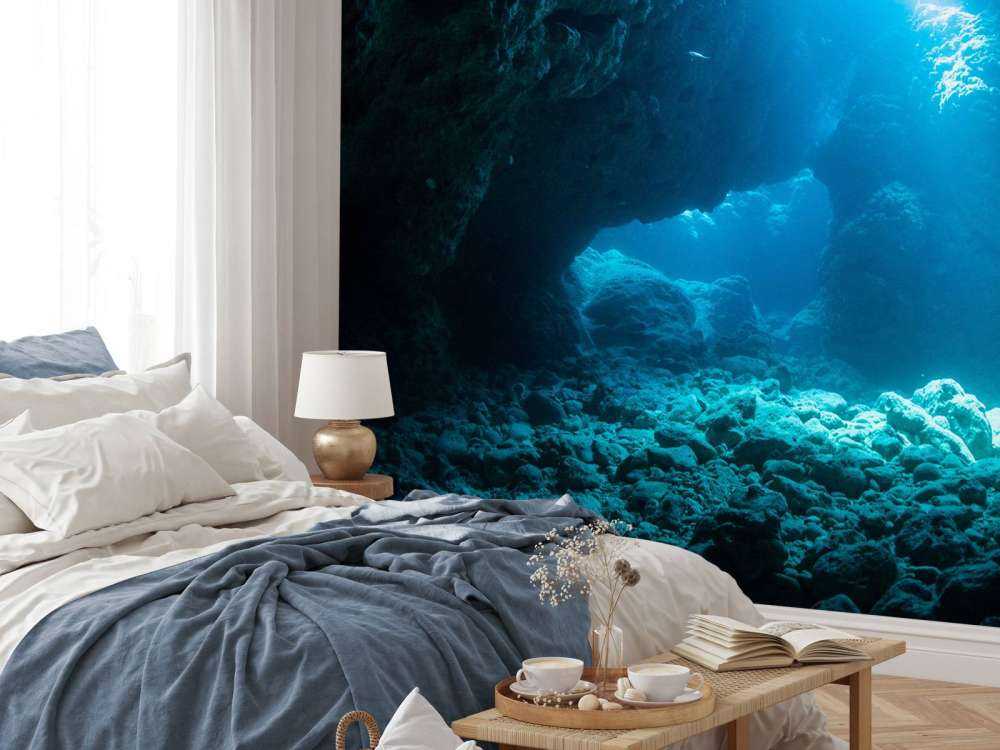 Grotta scura nell'oceano
