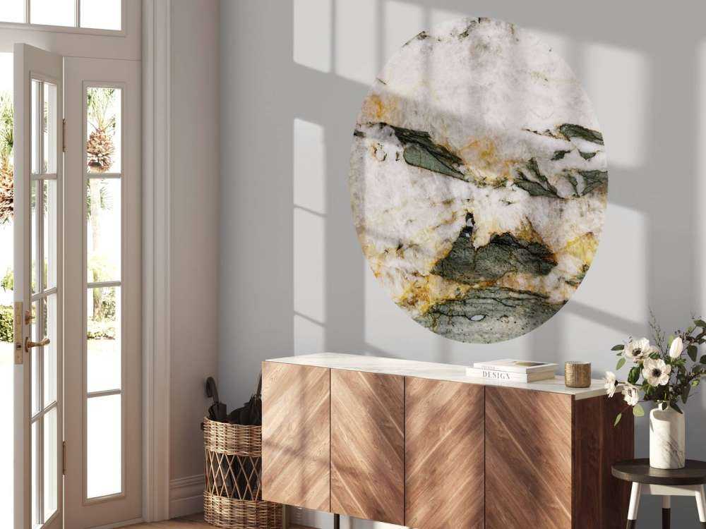 Marmo bianco con elementi verdi