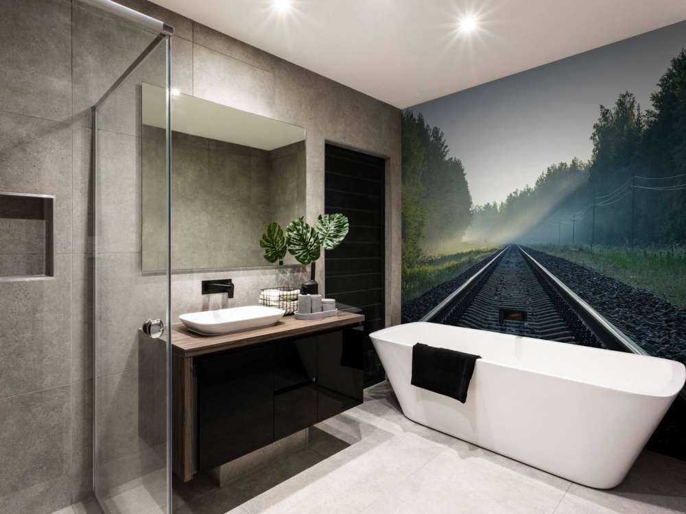 Binari del treno attraverso la foresta