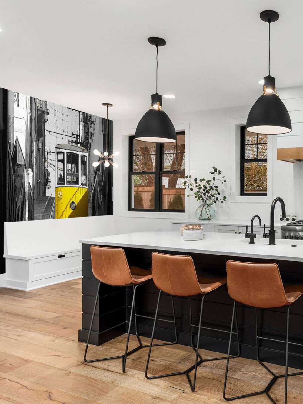 Tram nero bianco giallo