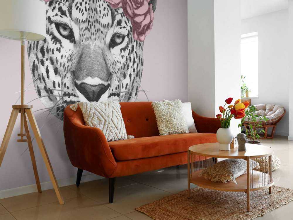 Leopardo con fiori rosa